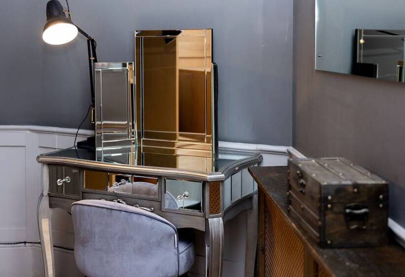 سوییت سوپریور با چشم‌انداز دریا, The Clarendon