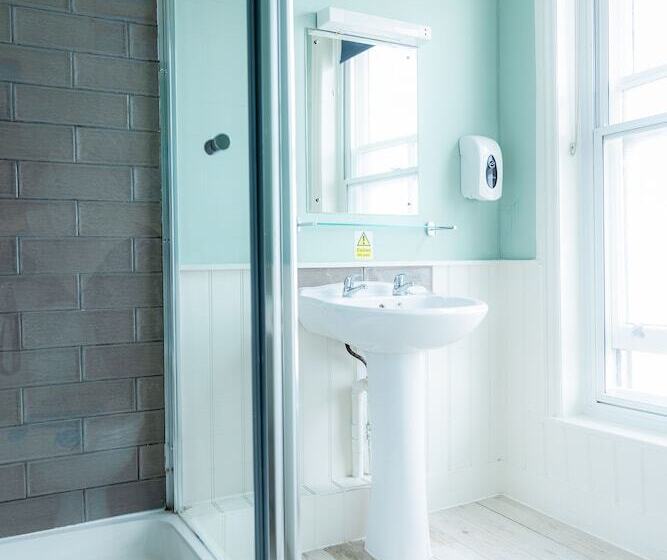 اتاق استاندارد با چشم‌انداز دریا, The Clarendon