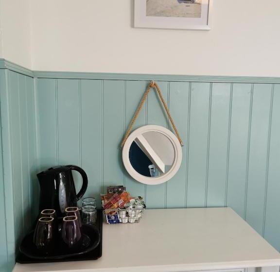 غرفة عائلية, The Elmfield