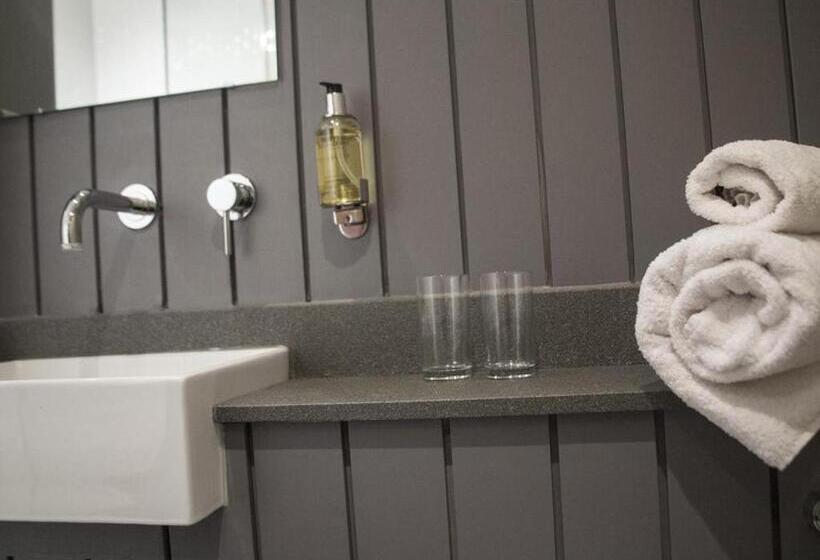 Standard-huone, The Ragged Cot