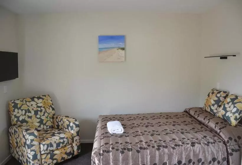 スタンダードスタジオ, Judges Pool Motel Turangi