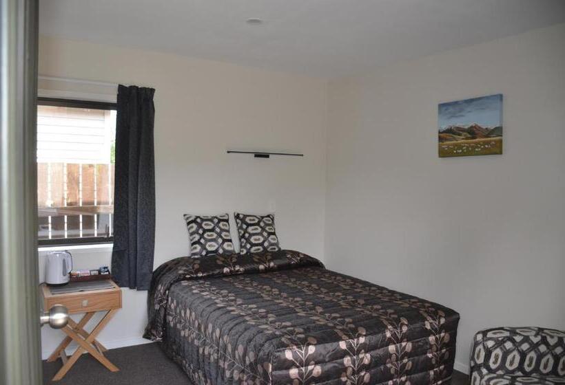 Студия Стандарт, Judges Pool Motel Turangi