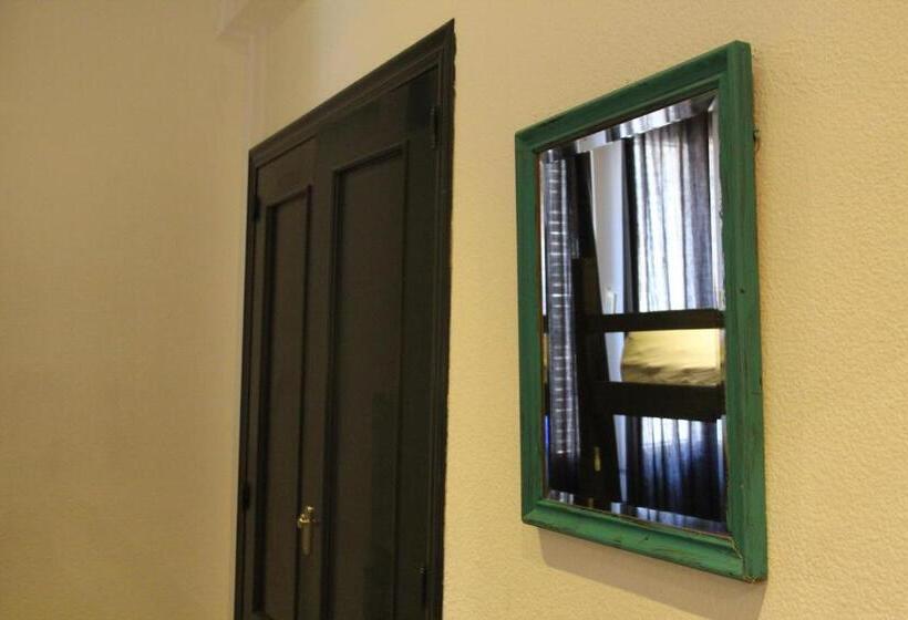 تختخواب در اتاق مشترک, Oasis Backpackers' Toledo