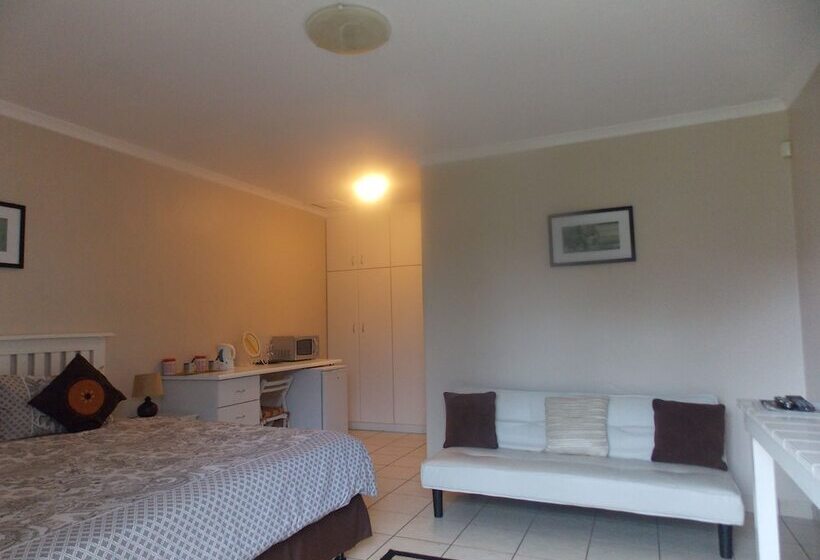 חדר סטנדרט לשלושה, Bizafrika Guest Lodge & Conference Center