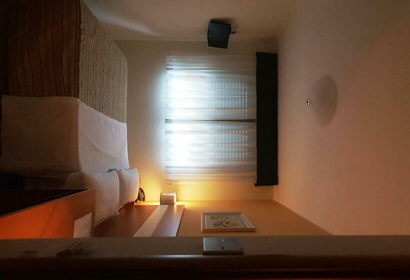 חדר אקונומי, Gf