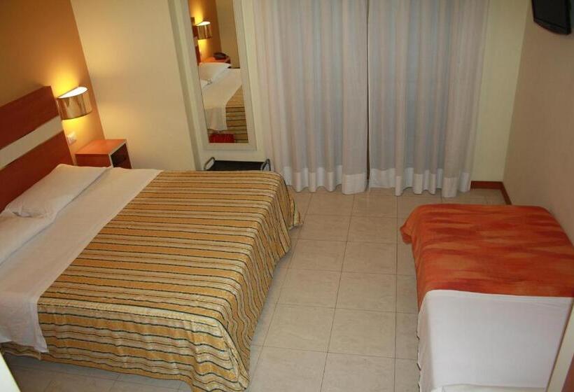 חדר סטנדרט לשלושה עם מרפסת, Gf