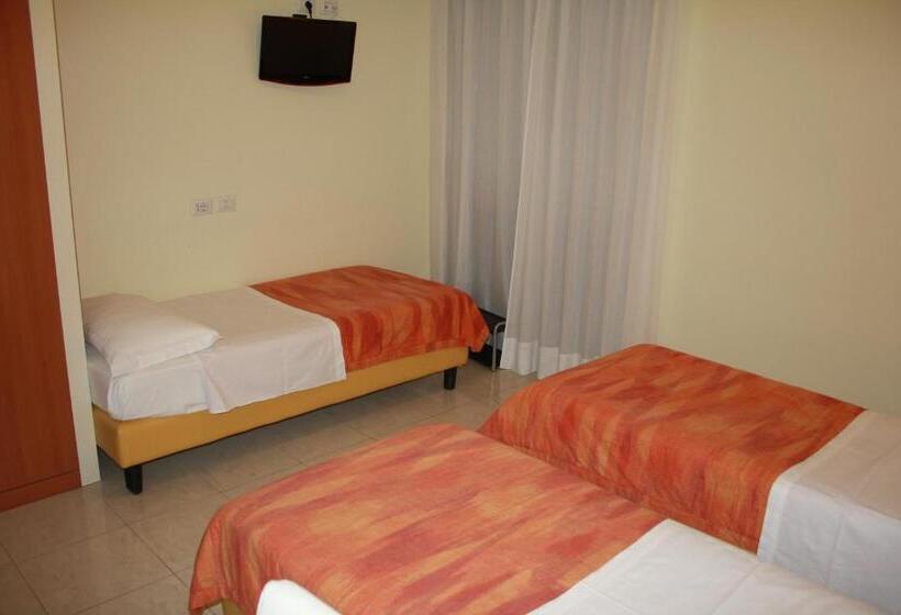 חדר סטנדרט לשלושה עם מרפסת, Gf