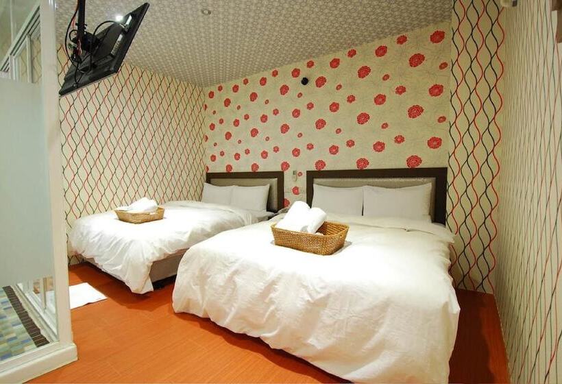 اتاق خانوادگی, Happiness Inn