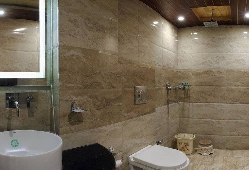 이그제큐티브 룸, Hari Piorko