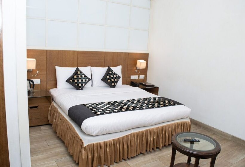 이그제큐티브 룸, Hari Piorko