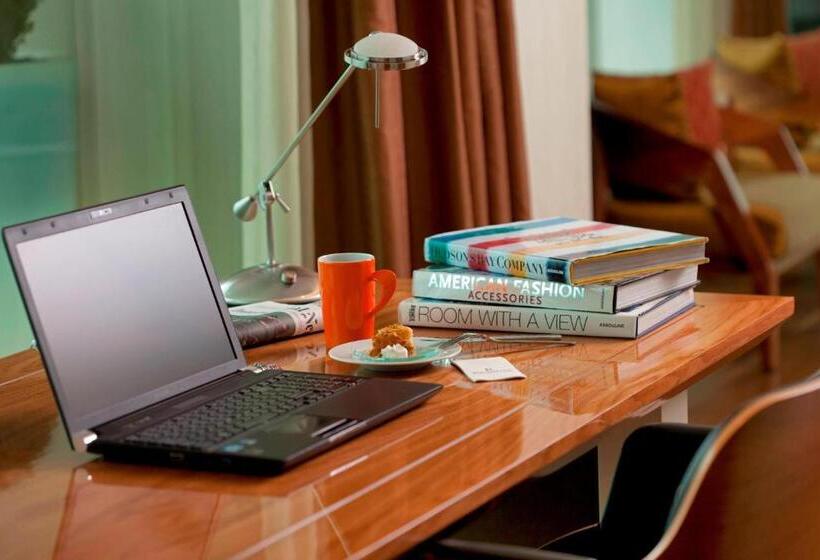 اتاق اجرایی با تخت بزرگ, Renaissance Istanbul Polat Bosphorus