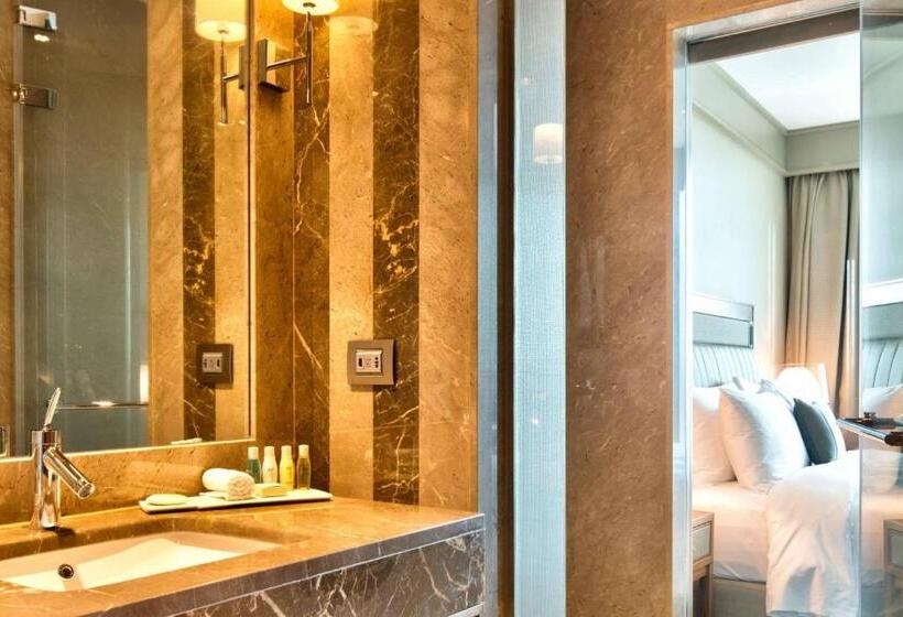 اتاق لوکس با تخت بزرگ, Renaissance Istanbul Polat Bosphorus