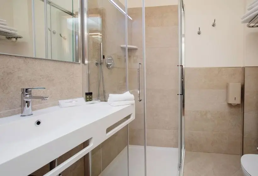 اتاق استاندارد با چشم‌انداز دریاچه, Poiano Garda Resort Hotel