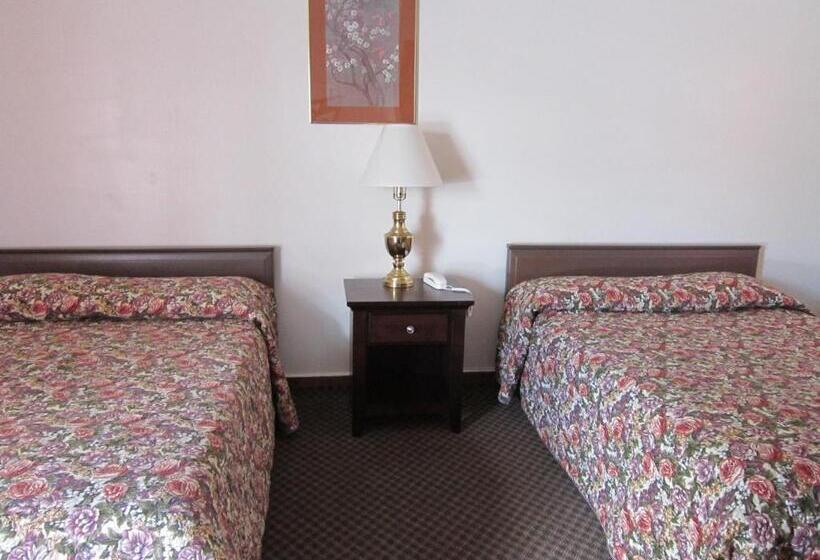 带2个双人床的标准工作室, Cadet Motel