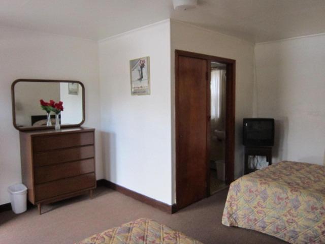 带2个双人床的标准工作室, Cadet Motel