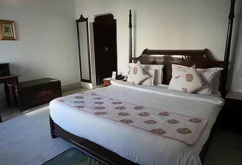 Deluxe Rum, Amar Kothi