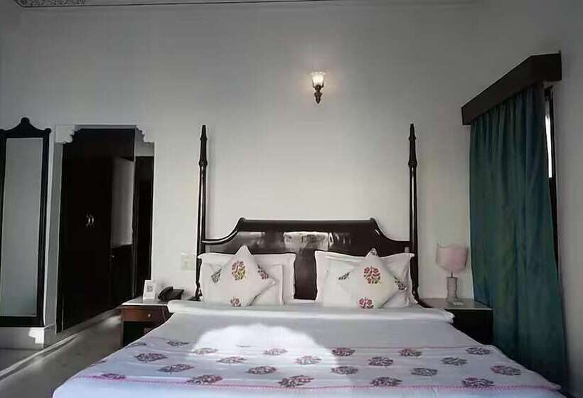 Deluxe Rum, Amar Kothi