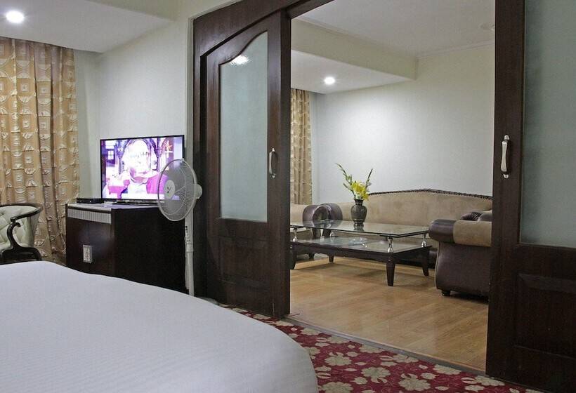 디럭스 룸, The Residency