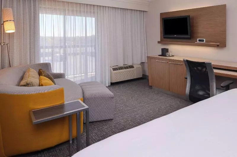 キングサイズベッドのスタンダードルーム, Courtyard By Marriott Milwaukee North/brown Deer