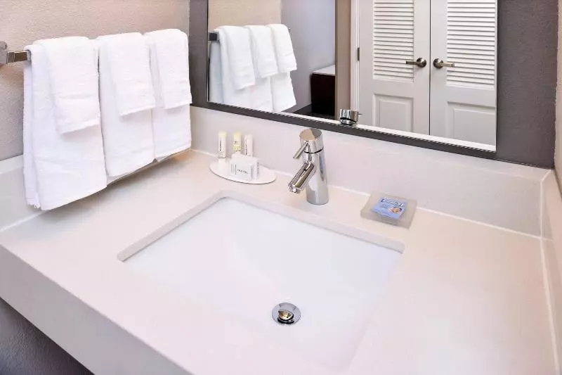 キングサイズベッドのスタンダードルーム, Courtyard By Marriott Milwaukee North/brown Deer