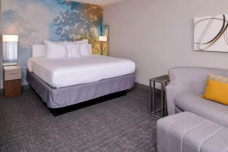 キングサイズベッドのスタンダードルーム, Courtyard By Marriott Milwaukee North/brown Deer