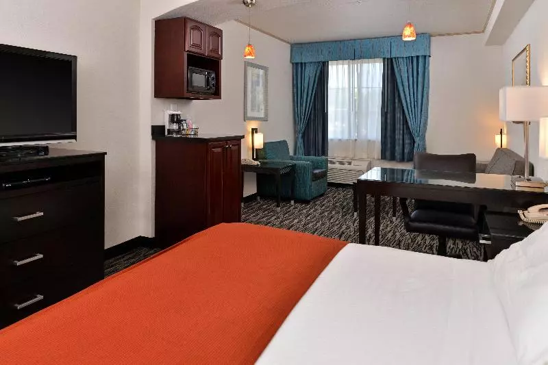 キングサイズベッドのスイートルーム, Holiday Inn Express & Suites Tacoma South   Lakewood, An Ihg