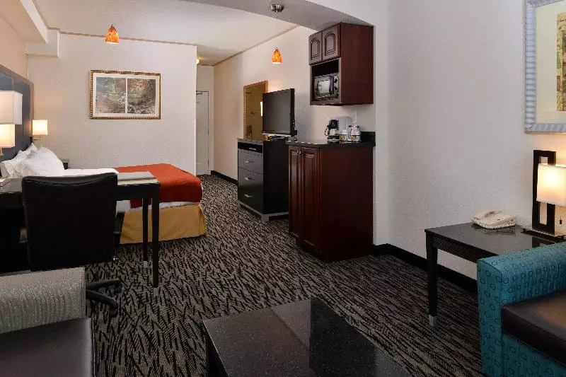 キングサイズベッドのスイートルーム, Holiday Inn Express & Suites Tacoma South   Lakewood, An Ihg
