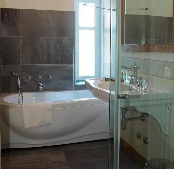 Family flat with lake view, Maloja Palace