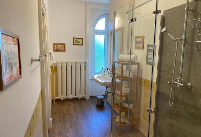 شقة غرفتين, Maloja Palace