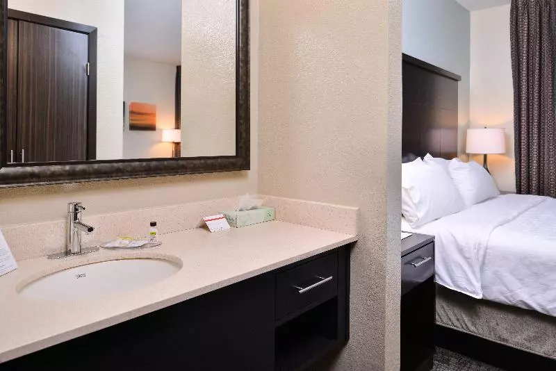 キングサイズベッドのスイートルーム, Staybridge Suites Wichita Falls, An Ihg