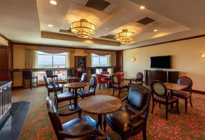 キングサイズベッドのクラブルーム, Wyndham Grand Oklahoma City Downtown