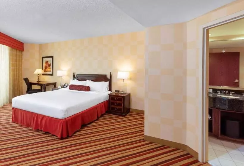 キングサイズベッドのスイートルーム, Wyndham Grand Oklahoma City Downtown