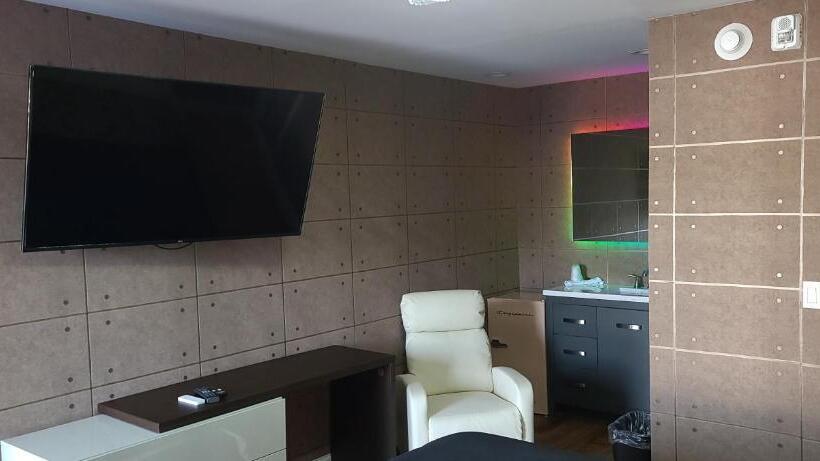 جناح جونيور, Americas Best Value Inn Providence North Scituate