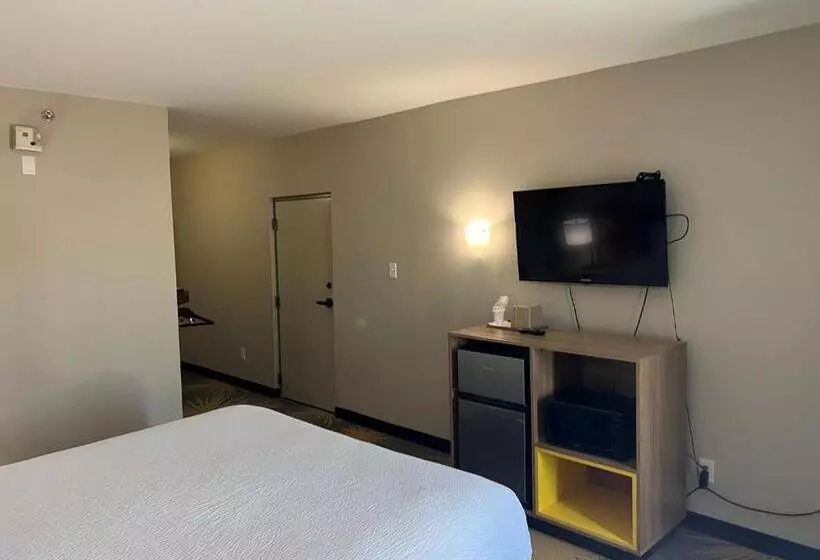身障者適用キングサイズベッドルーム, Days Inn By Wyndham Laplace New Orleans
