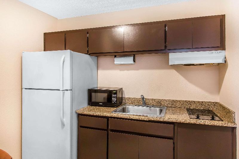 חדר סטנדרט עם מיטת קינג, Quality Inn Hinesville   Fort Stewart Area, Kitchenette Rooms   Pool   Guest Laundry