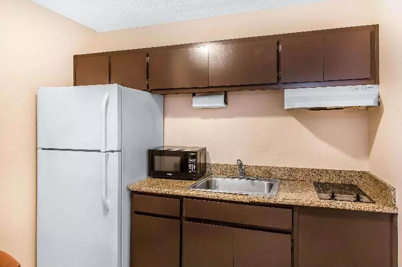 キングサイズベッドのスタンダードルーム, Quality Inn Hinesville   Fort Stewart Area, Kitchenette Rooms   Pool   Guest Laundry