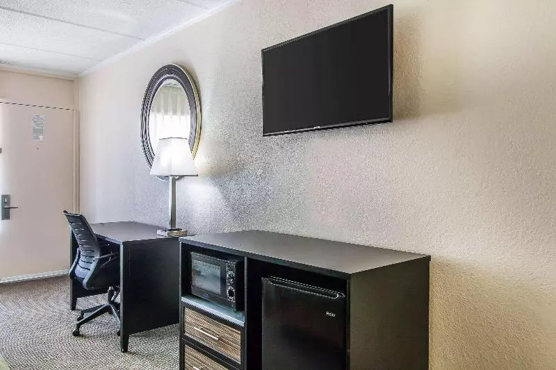 キングサイズベッドのスタンダードルーム, Quality Inn Hinesville   Fort Stewart Area, Kitchenette Rooms   Pool   Guest Laundry