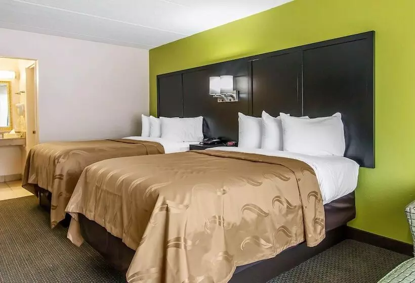 ２ダブルベッドのスタンダードルーム, Quality Inn Hinesville   Fort Stewart Area, Kitchenette Rooms   Pool   Guest Laundry
