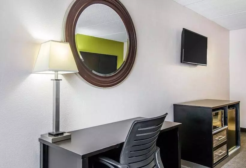 ２ダブルベッドのスタンダードルーム, Quality Inn Hinesville   Fort Stewart Area, Kitchenette Rooms   Pool   Guest Laundry