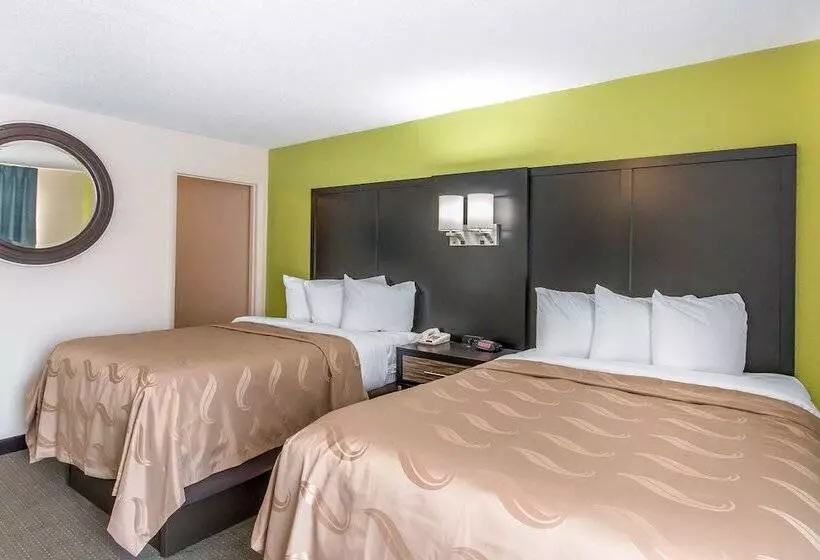 ２ダブルベッドのスタンダードルーム, Quality Inn Hinesville   Fort Stewart Area, Kitchenette Rooms   Pool   Guest Laundry