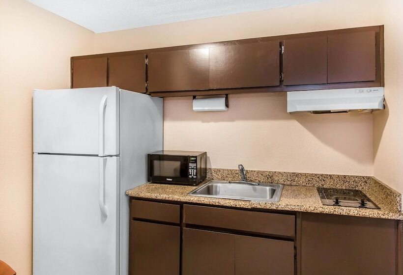 חדר סטנדרט שתי מיטות זוגיות, Quality Inn Hinesville   Fort Stewart Area, Kitchenette Rooms   Pool   Guest Laundry