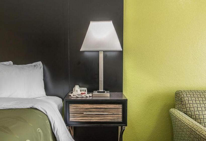 Стандартный Номер Кровать Кинг, Quality Inn Hinesville   Fort Stewart Area, Kitchenette Rooms   Pool   Guest Laundry