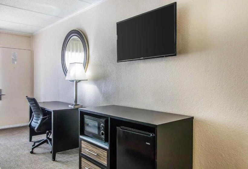 חדר סטנדרט עם מיטת קינג, Quality Inn Hinesville   Fort Stewart Area, Kitchenette Rooms   Pool   Guest Laundry