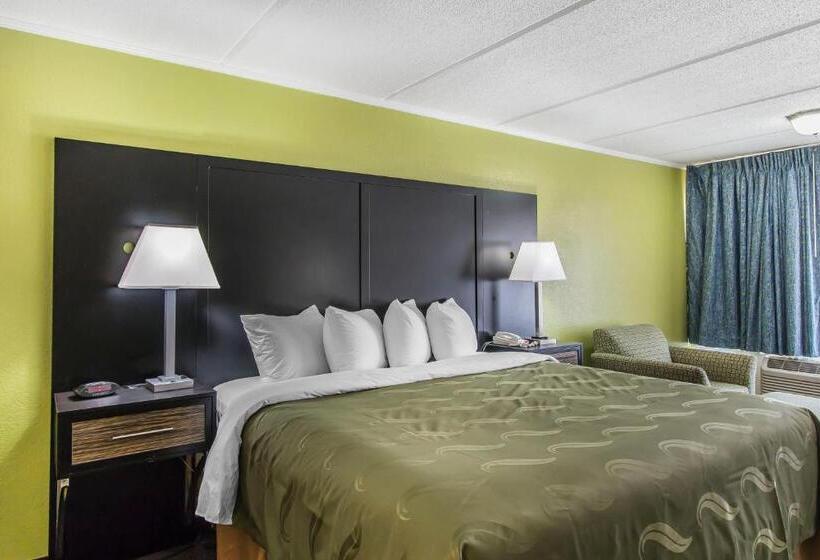 Стандартный Номер Кровать Кинг, Quality Inn Hinesville   Fort Stewart Area, Kitchenette Rooms   Pool   Guest Laundry