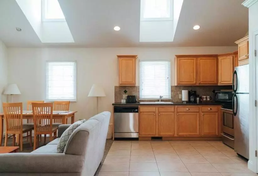 ２ベッドルームハウス, Skaneateles Suites