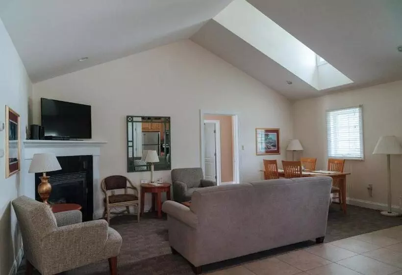 ２ベッドルームハウス, Skaneateles Suites