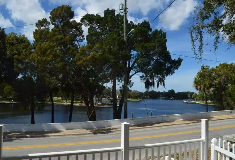 Standard studio with lake view, Tarpon Inn