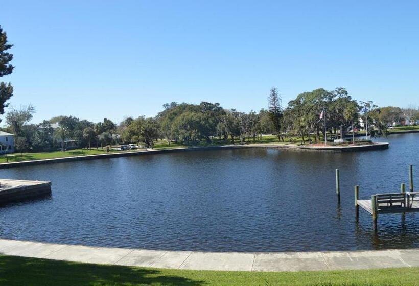 Standard studio with lake view, Tarpon Inn