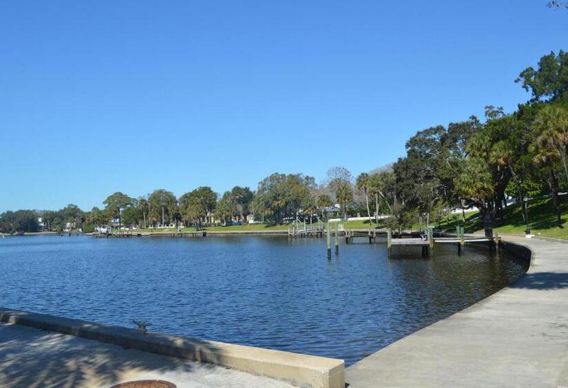 استوديو قياسي مطل على البحيرة, Tarpon Inn