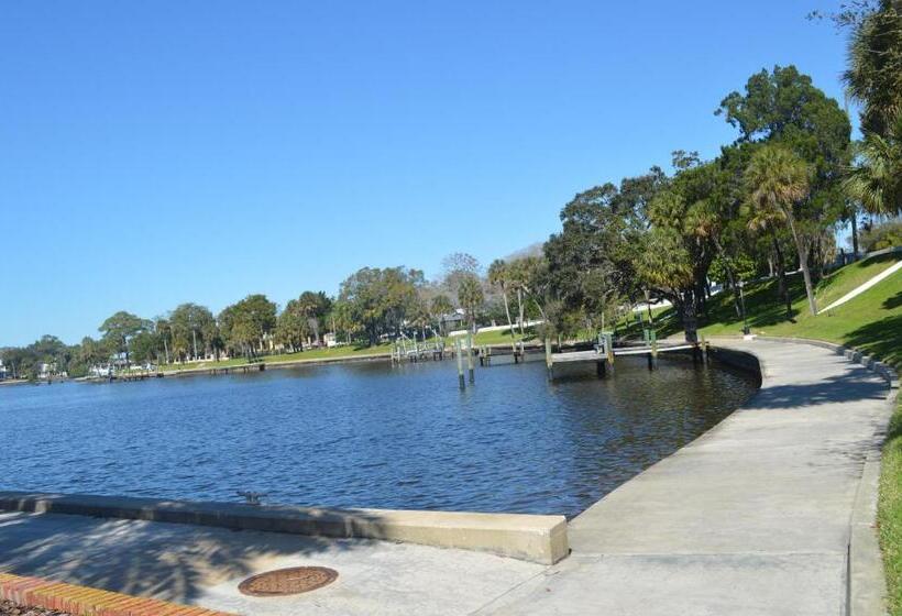 استوديو قياسي مطل على البحيرة, Tarpon Inn